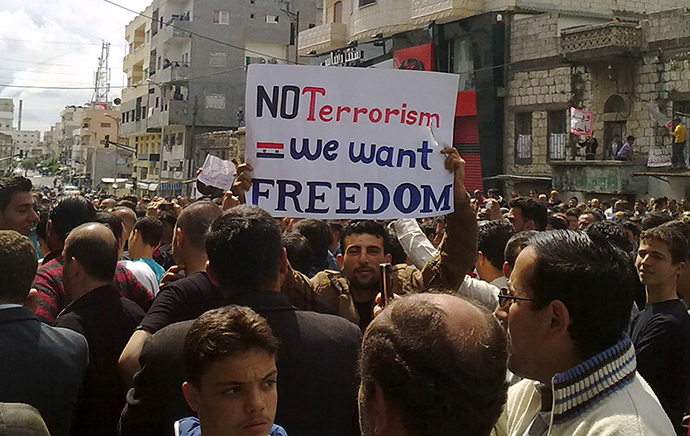 A picture taken by a mobile phone shows Syrian anti-government protesters taking part in a demonstration in Banias in northeastern Syria on April 22, 2011 as calls were launched for nationwide "Good Friday" rallies, a day after President Bashar al-Assad scrapped decades of draconian emergency rule. (AFP Photo)